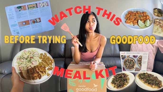 En kvinna packar upp matkassar med färdiga recept och rätter.